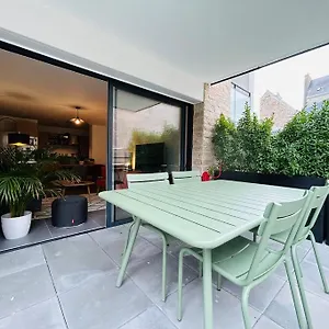 https://lhermine-parking-terrasse.inbrittany.com